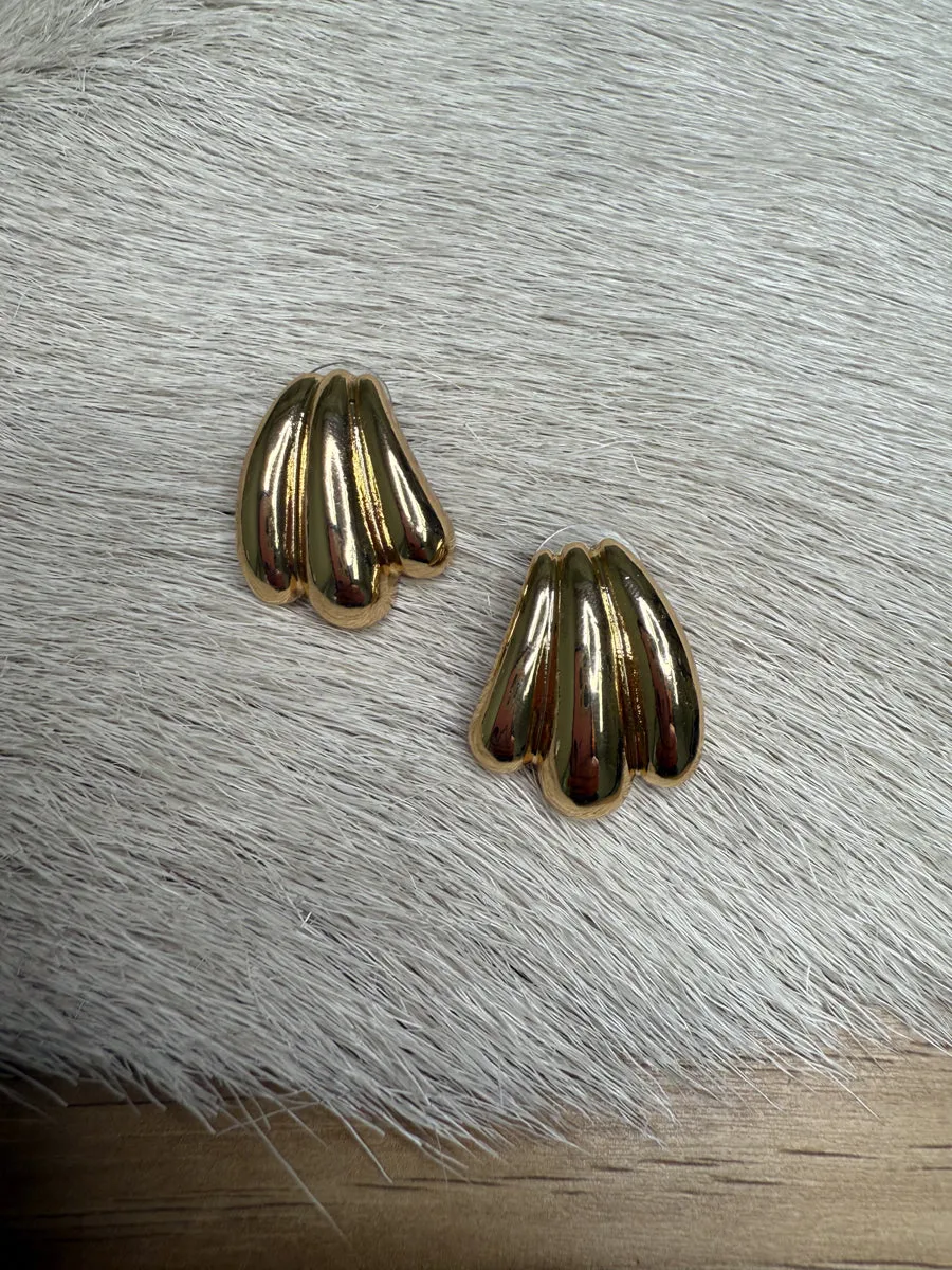 Ariel Shell Earrings white pop
