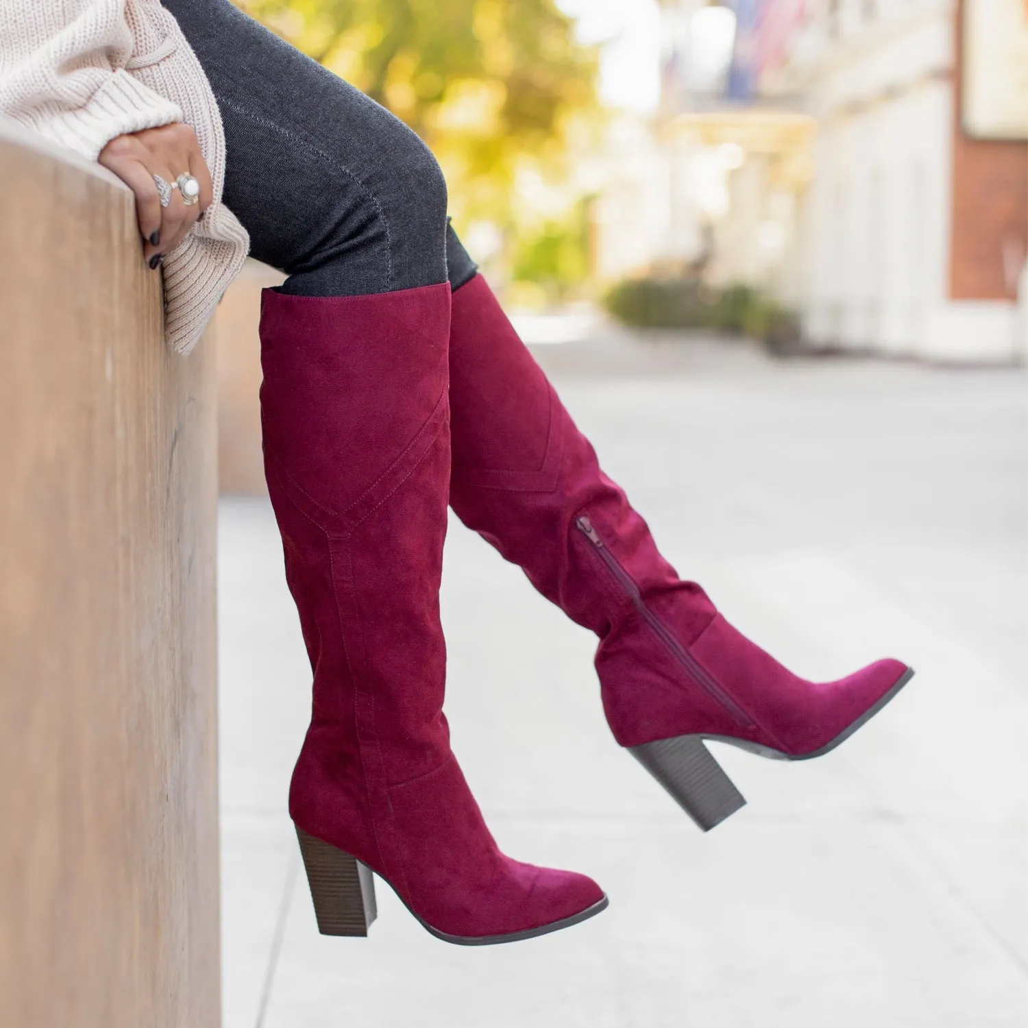 KYLLIE KNEE HIGH BOOTS IN FAUX SUEDE festival field