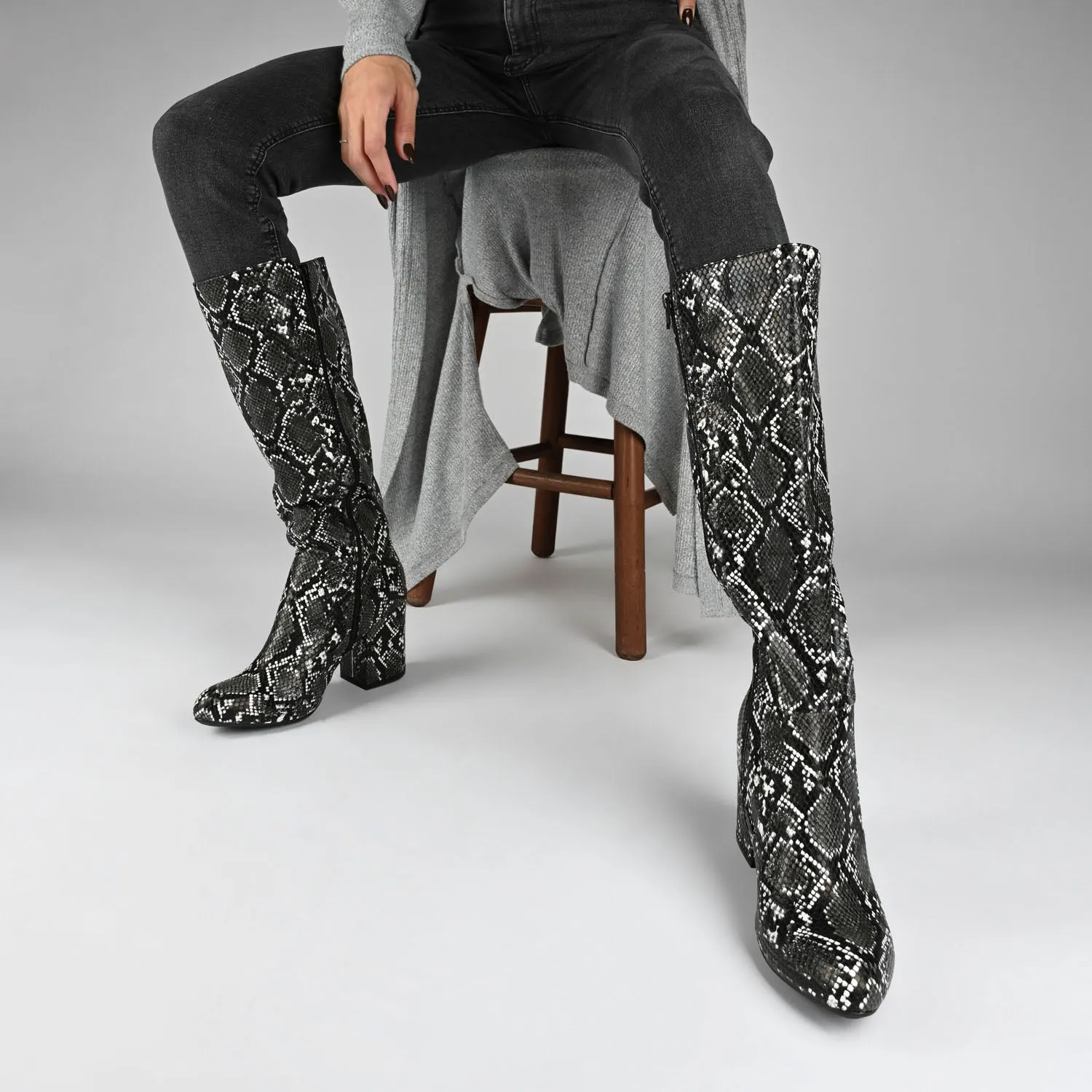 TAVIA KNEE-HIGH BOOTS IN FAUX LEATHER style kick