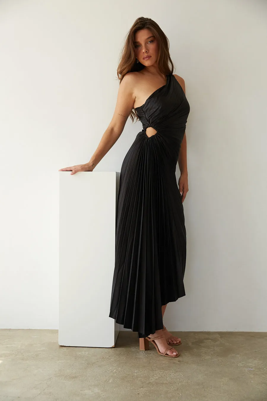 Zora One Shoulder Pleated Midi Dress pack light